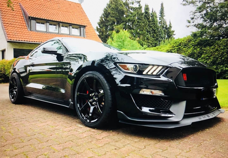 Konventionelle Fahrzeugwäsche Ford Mustang Shelby GT 350R